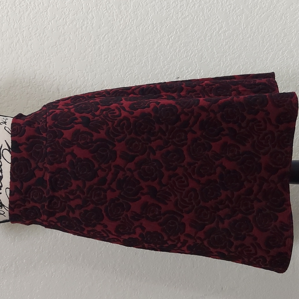 Stretchy black and maroon skirt